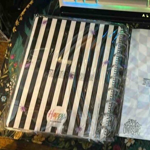Happy Planner Beetlejuice - Classic Notebook W/Discs & extra paper - Picture 4 of 5
